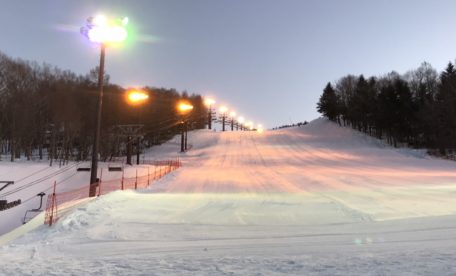 白樺湖ロイヤルヒルスキー場 ナイターはピステンがかかっている状態です