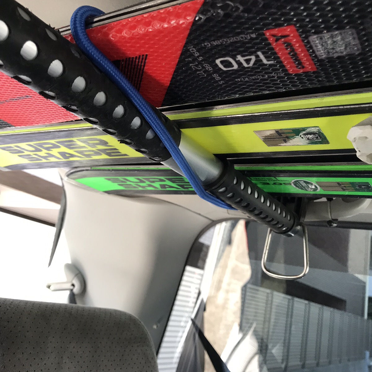 3列のインテリアバー