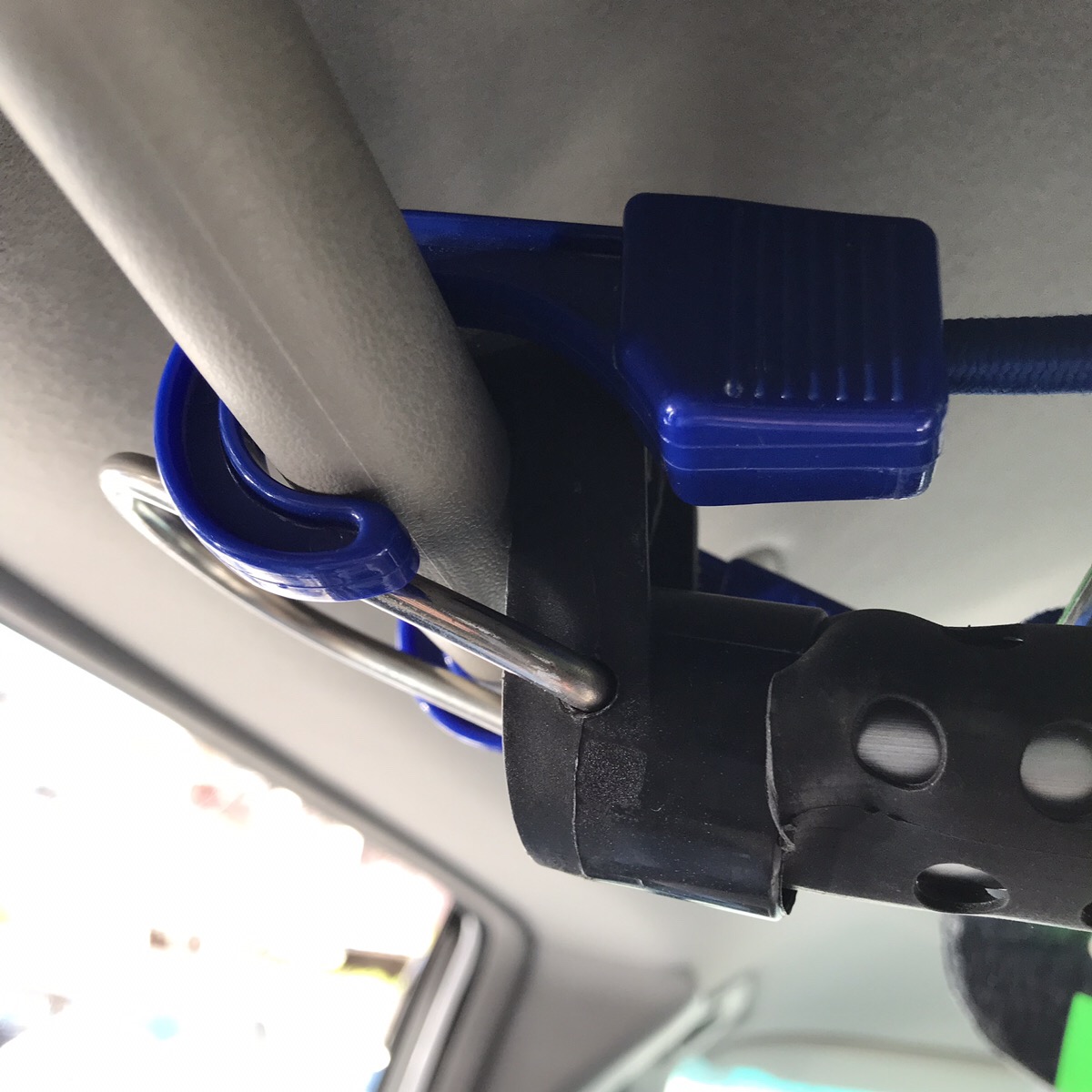 インテリアバーにスキー板を固定する図