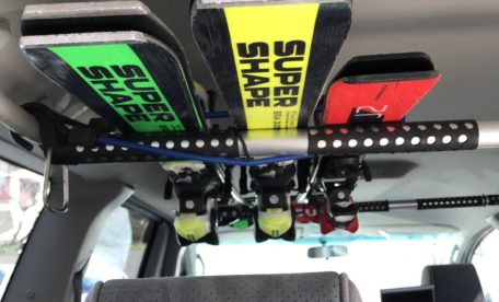 スキー板を車内に積む一例