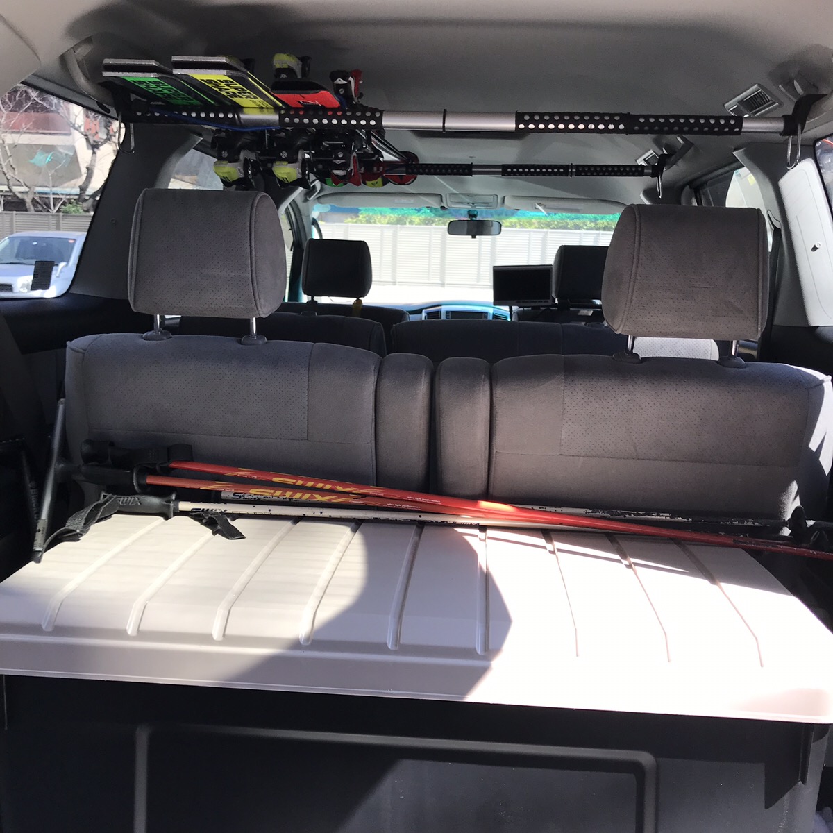 後ろから見たスキーを車に積んだ図JPG