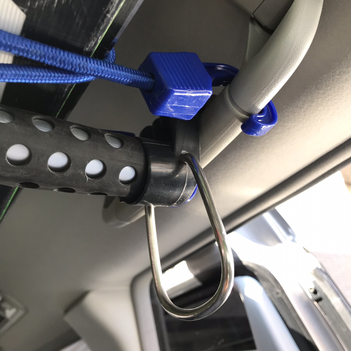 手すりにひっかけたフック